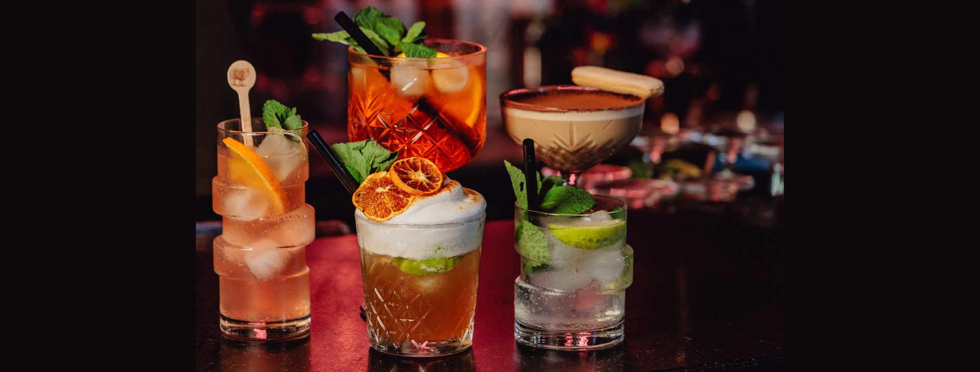 Een aantal cocktails staan getoond op de bar