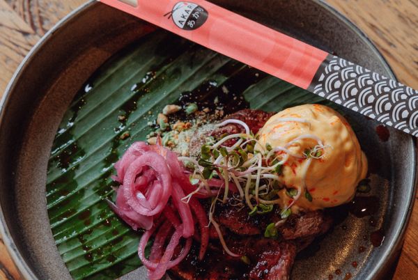 Beef tataki op een mooi opgemaakt bord