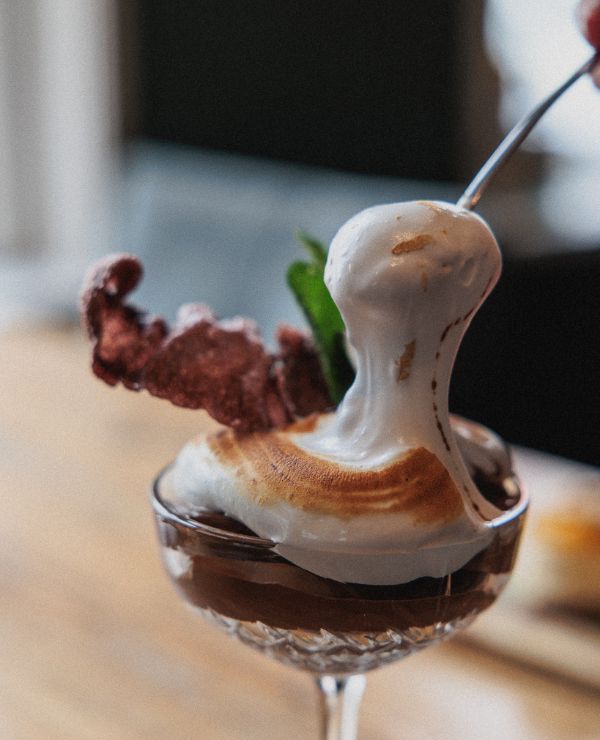 Een heerlijke chocolade mouse wordt gegeten
