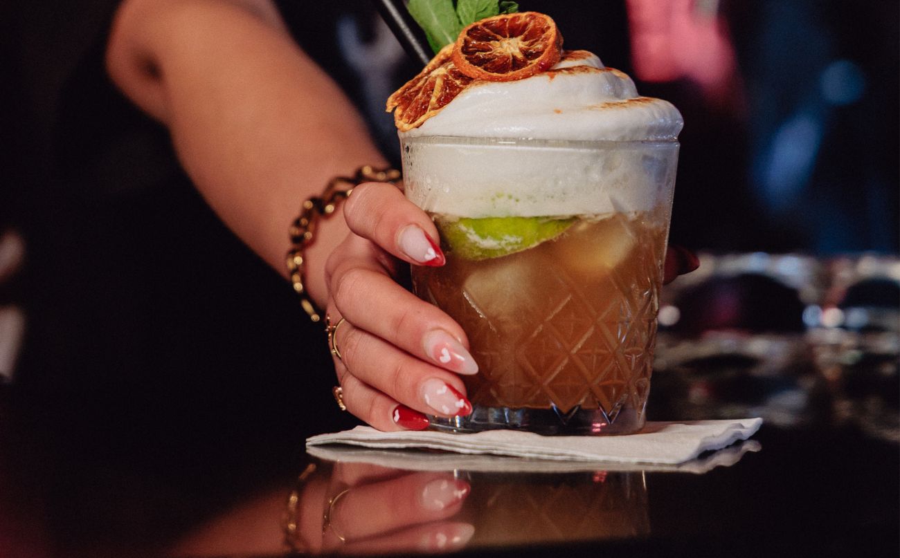 Een cocktail wordt uitgeserveerd