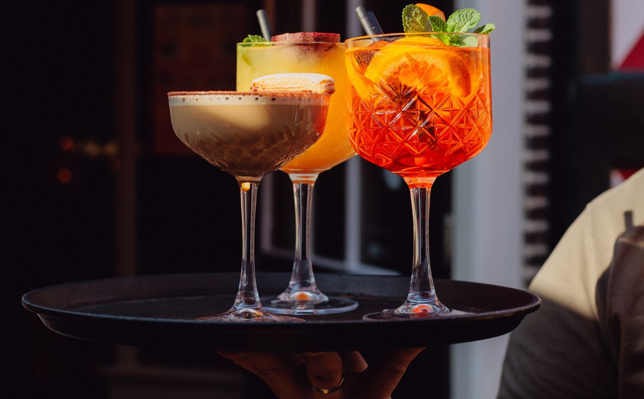 Drie cocktails op een dienblad