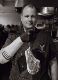 Je ziet eigenaar Duco Van der Ploeg met een tomahawk steak in zijn hand