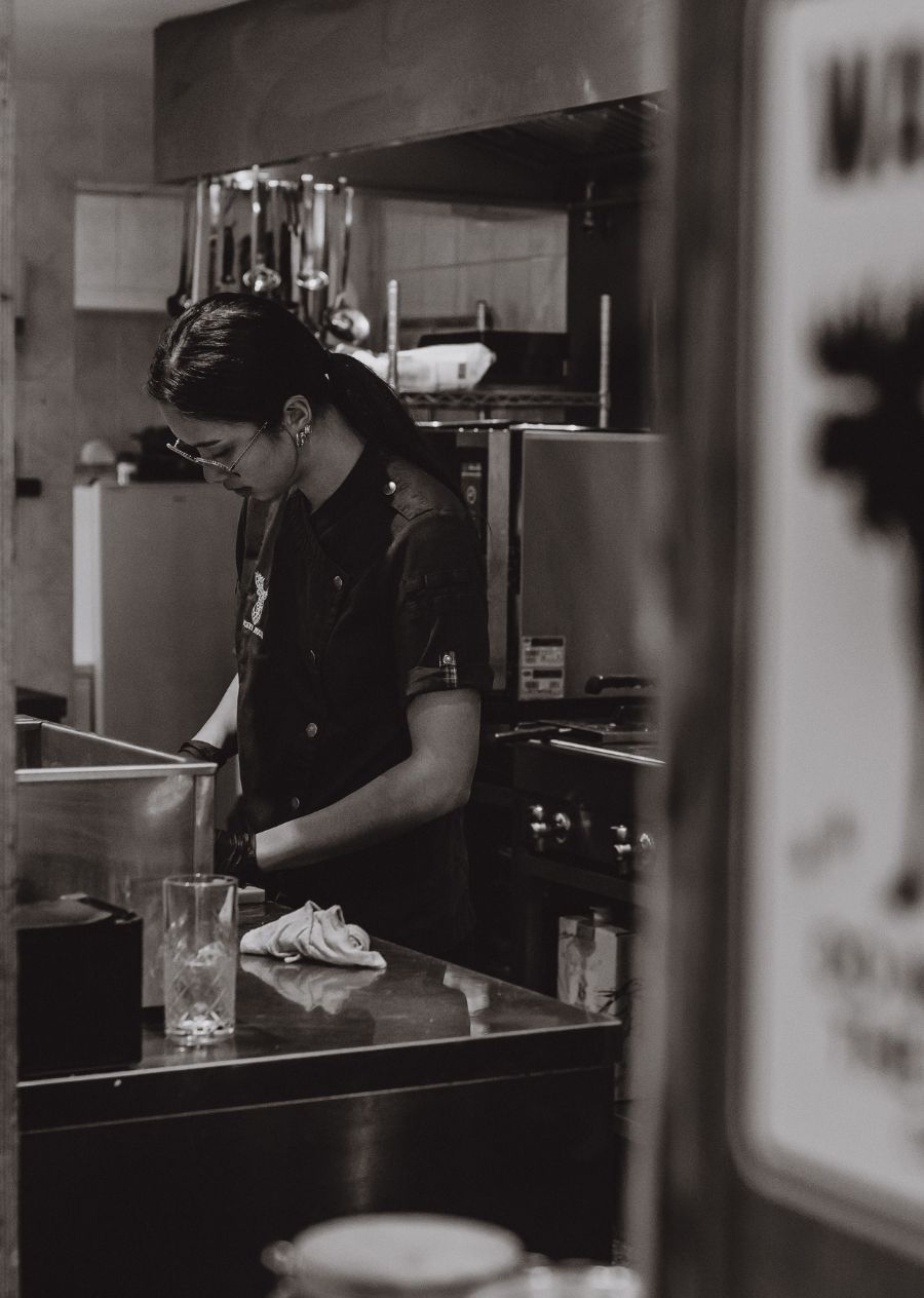 In de keuken zien we kok Lexi aan het werk