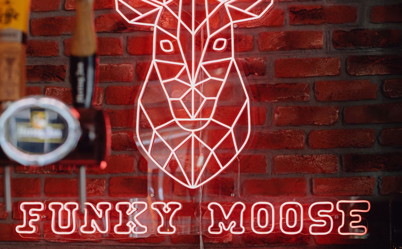 Neon logo achter de bar