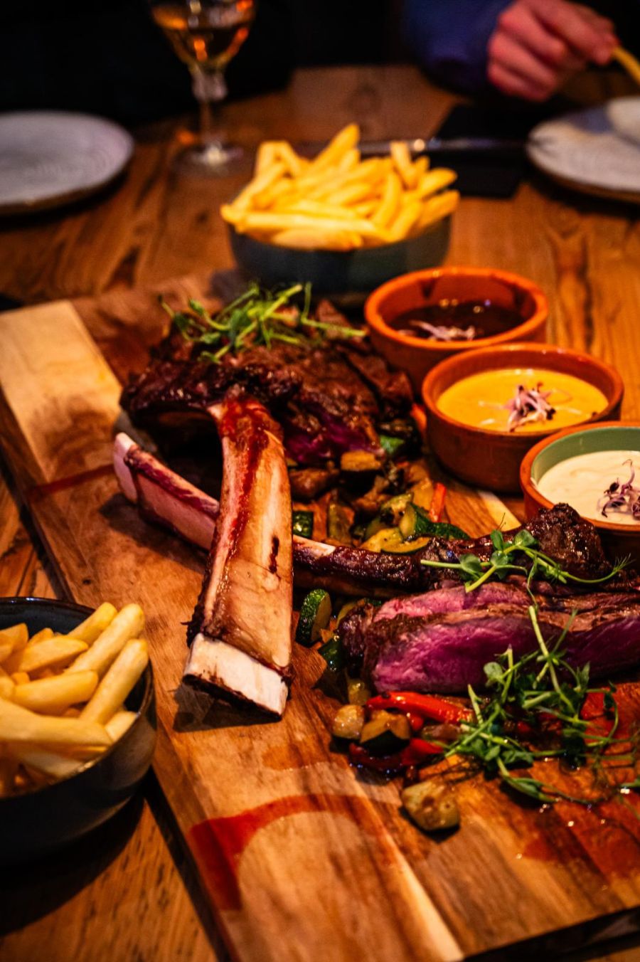 Een tomahawk op een goed gevulde plank