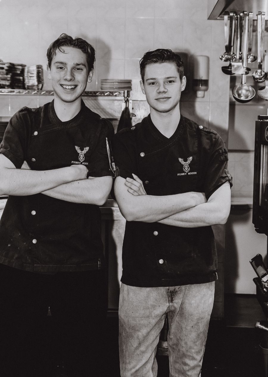 Twee koks in de keuken met armen over elkaar
