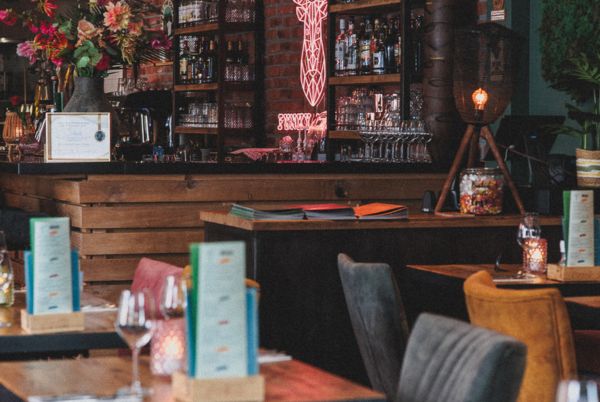 Een gezellig restaurant met een goed gevulde bar