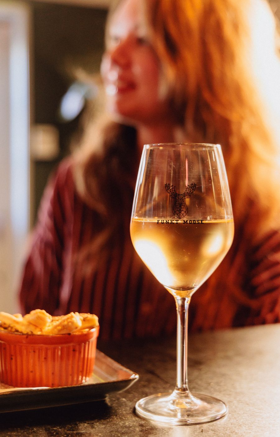 Een goed glas gevuld met wijn staat op de bar