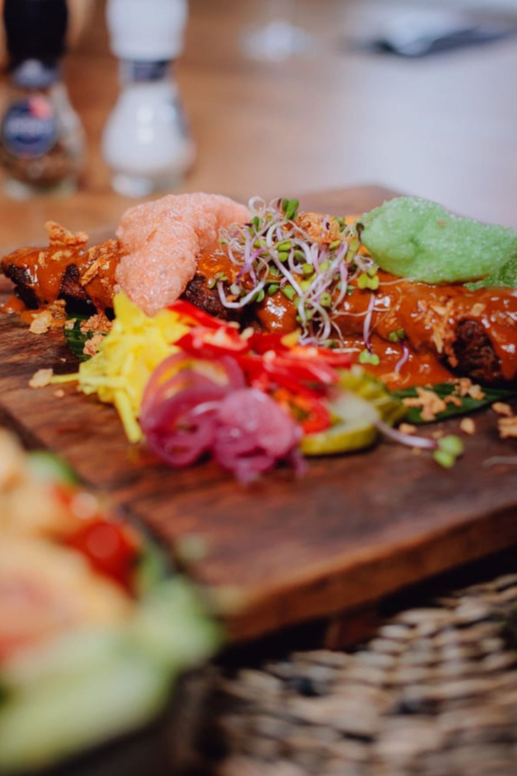 Sate op een plate