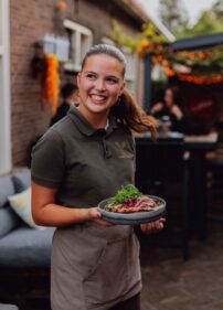 bediening met een glimlach